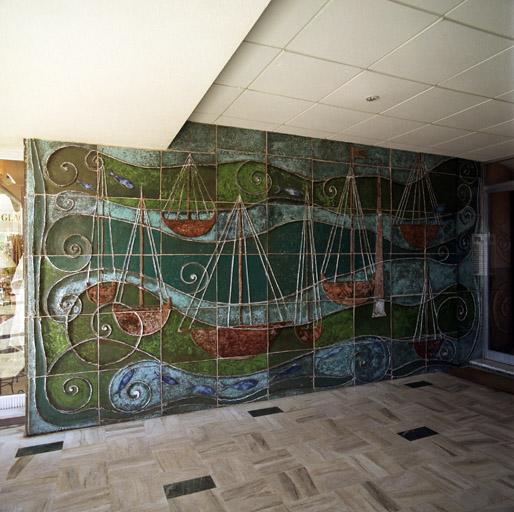 Porche. Décor de céramique daté 1966 et signé Grégorieff.