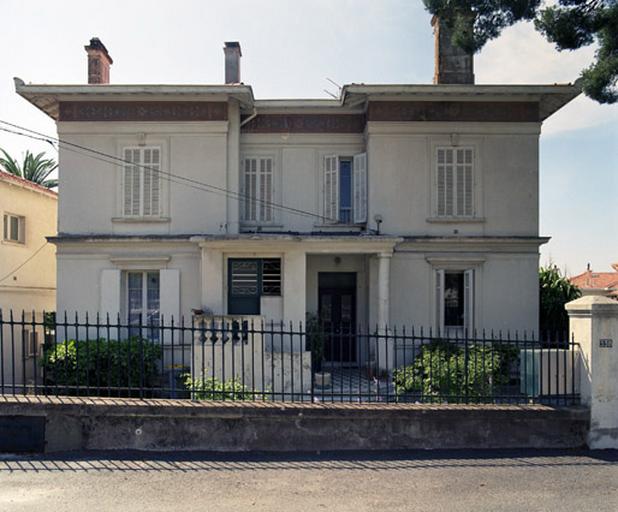 Elévation antérieure, nord.