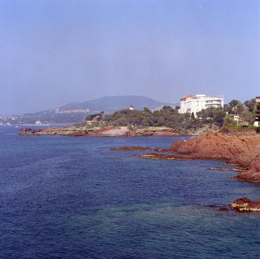 Vue de situation prise de l'est.