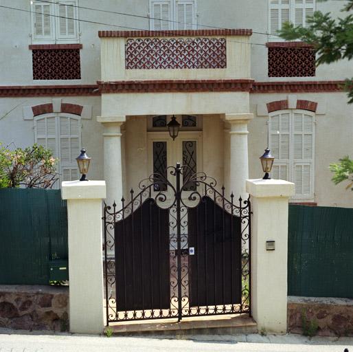 Portail sur le boulevard et entrée principale.