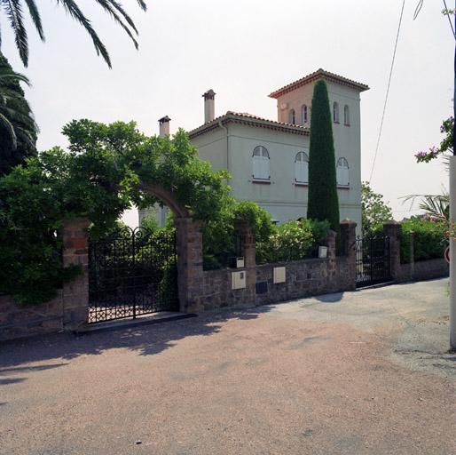 Vue d'ensemble prise de l'ouest et portail de la villa Véga.