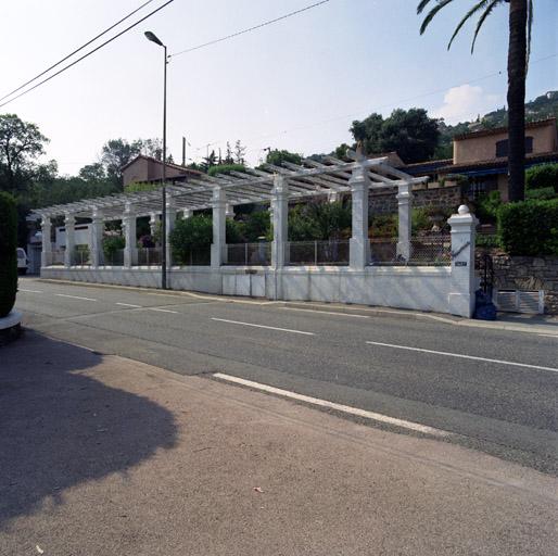 Une des pergolas qui bordaient la corniche à Anthéor. Vue d'ensemble prise du sud.