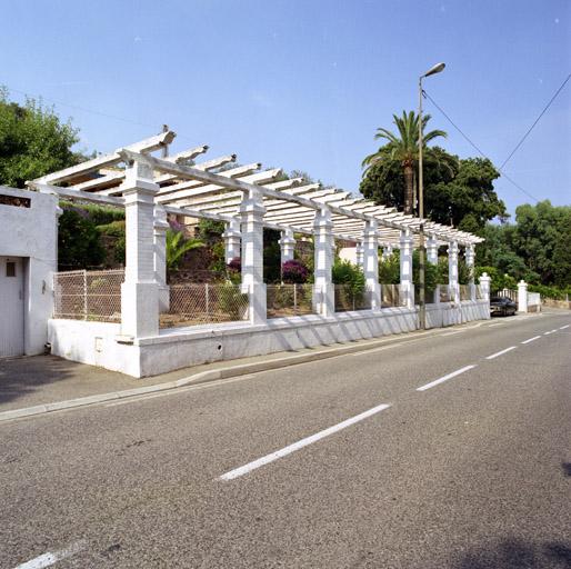 Une des pergolas qui bordaient la corniche à Anthéor. Vue d'ensemble prise de l'ouest.