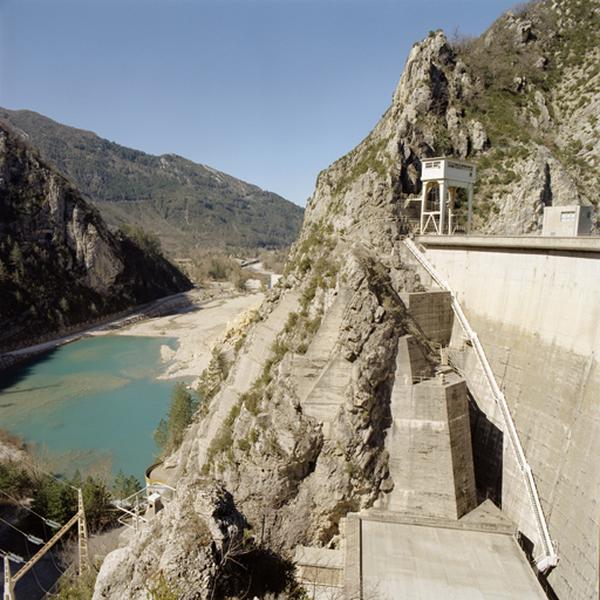 Vue depuis l'extrémité nord du barrage. Les structures de renforcement de la roche.