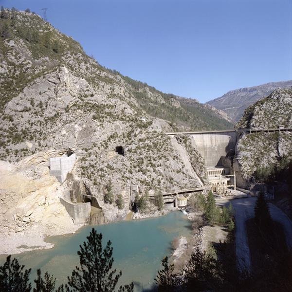 Vue d'ensemble du site de Chaudanne. A gauche, l'extrémité de la galerie d'évacuation des crues n°2 construite en 2003 et juste en dessous celle de la galerie d'évacuation des crues d'origine (1953).