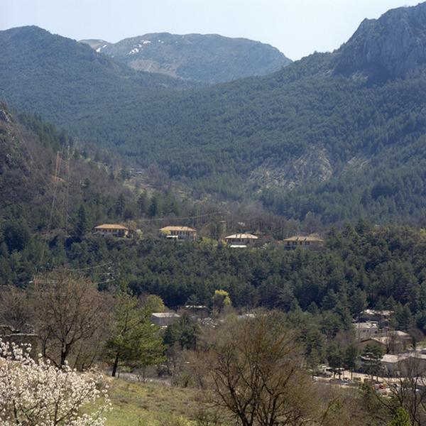 Les logements ouvriers qui font face au barrage.