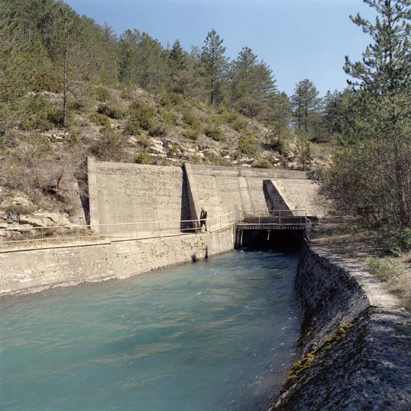 La sortie de la galerie de fuite et le départ du canal de fuite.