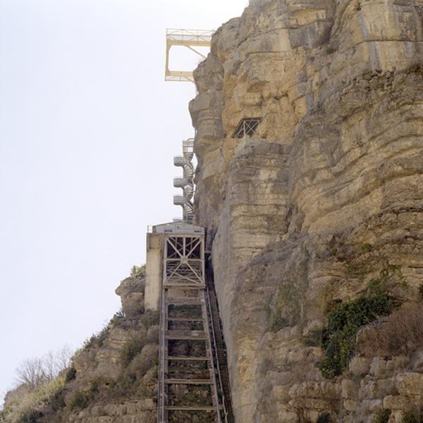 Le sommet du monte-charge.