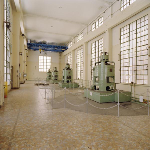 Vue du hall des machines : les quatre excitatrices.