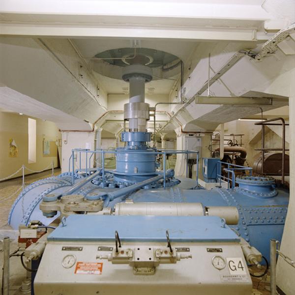 Ensemble de quatre turbines de type francis et leur alternateurs triphasés