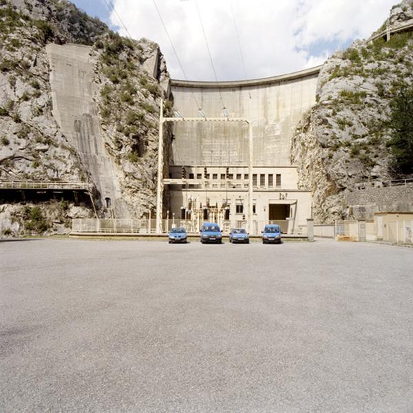 Vue d'ensemble de l'usine et du barrage depuis le parking.