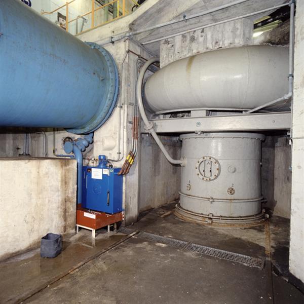 L'arrivée de la conduite forcée, la spirale d'injection et la manchette d'évacuation vers le bas de la turbine 1.