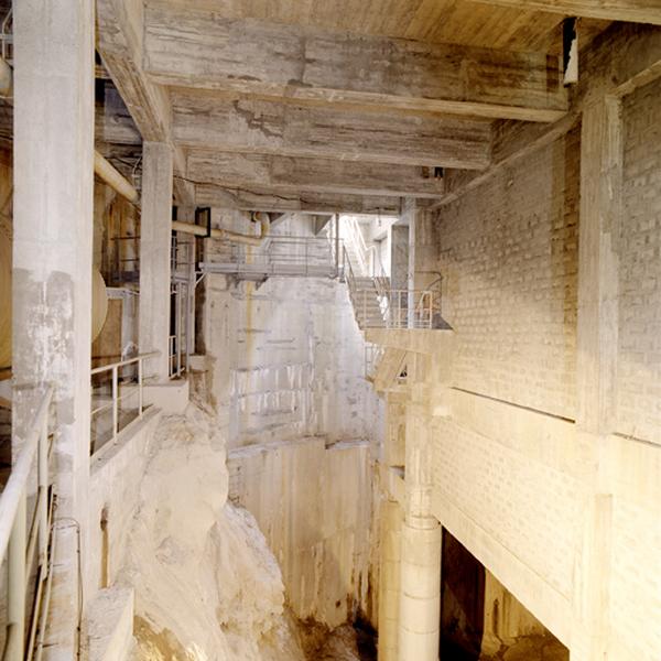 L'appui de l'usine sur l'ancien lit du Verdon. A droite, les pilotis soutenant l'atelier et le magasin des pièces.