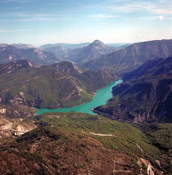 Vue aérienne de la retenue d'eau.