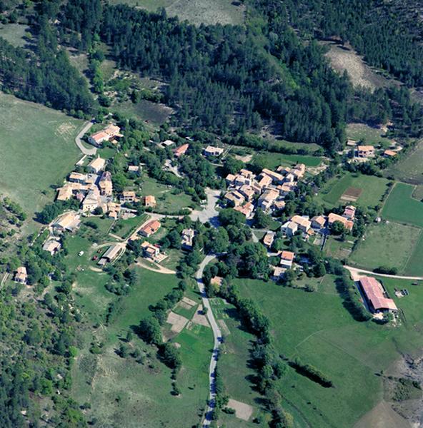 Vue aérienne du village : la Bourgade et le Moustier depuis l'ouest.