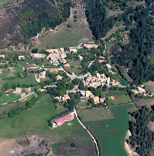 Vue aérienne du Moustier depuis le sud.