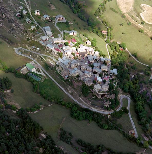 Argens, vue aérienne depuis le sud-ouest.