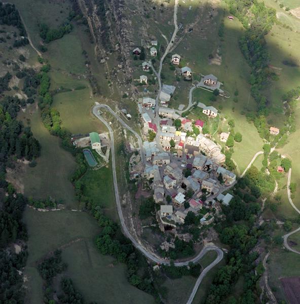 Argens, vue aérienne depuis le sud.