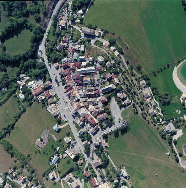 Vue aérienne prise de l'ouest.