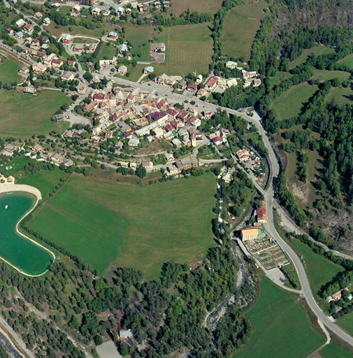 Vue aérienne prise du sud-ouest. Au premier plan, l'église Notre-Dame-de-Valvert.