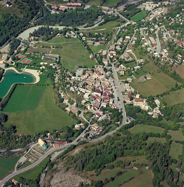 Vue aérienne prise du sud-est.