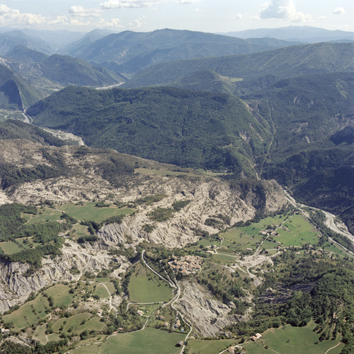Le village et la vallée du Var. Vue aérienne prise du nord-ouest.