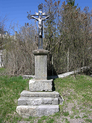 Les Jardins, place Laurent Dol, croix de chemin.