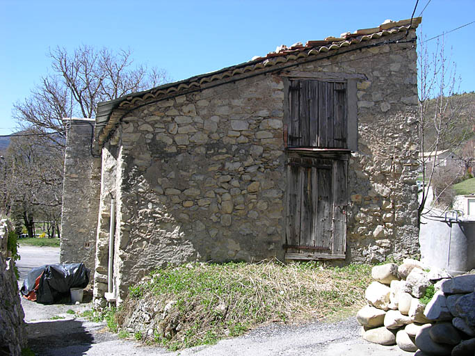 La Bourgade, parcelle B 328. Entrepôt à 3 niveaux dont un soubassement, accès multiples.