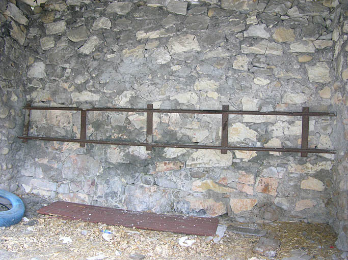 La Peyre de l'Aigle, RD 34. Section de rails vestige du chemin de fer à wagonnets utilisé sur le chantier de la déviation de la D 34 entre 1938 et 1941.