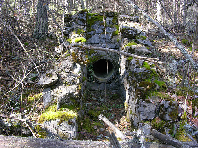 Les Lombards. Projet de déviation abandonnée. Buse sur le ravin des Fourches. Vue de face.