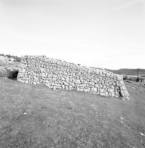 Gréolières. Un enclos rectangulaire de pierres-sèches, couvert par la suite (cadastre section A, parcelle 245).