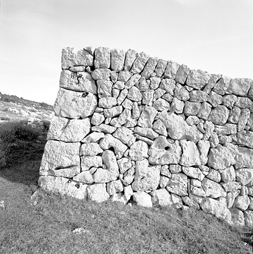 Gréolières. Un enclos rectangulaire de pierres-sèches, détail : assemblage du parement près d'un angle (cadastre section A, parcelle 245).