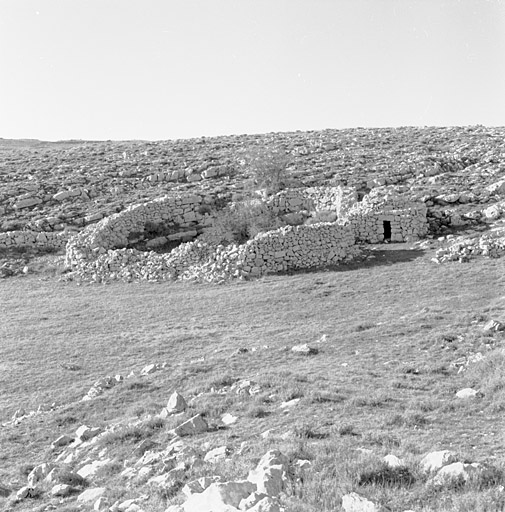 Cipières. Un exemple d'ensemble agro-pastoral centré sur la bergerie (cadastre section G, parcelle 193), détail : l'enclos et la cabane.