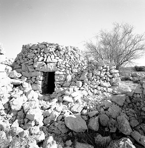 Cipières. Cabane de pierres-sèches sur le plateau de Calern (cadastre section G, parcelle 171), vue depuis le sud-ouest.