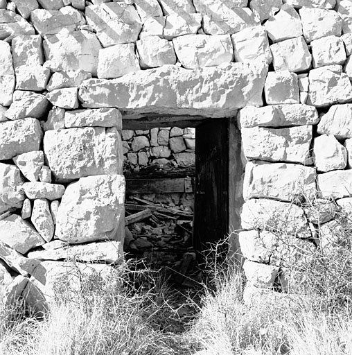 Cipières. Cabane de pierres-sèches (cadastre section E, parcelle 352), détail : la porte, vue depuis l'est.