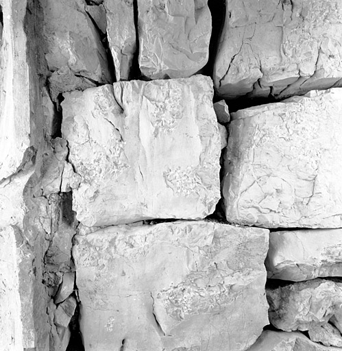 Cipières. Cabane de pierres-sèches (cadastre section E, parcelle 352), détail : traces de travail à l'aiguille sur les moellons de l'embrasure gauche de la porte (conservées fraîches car à l'abri des intempéries), vues depuis le nord.