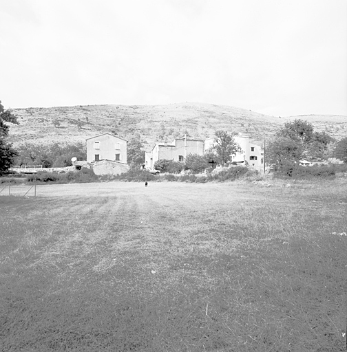 Commune de Coursegoules, hameau de Saint-Barnabé. Vue depuis le sud.