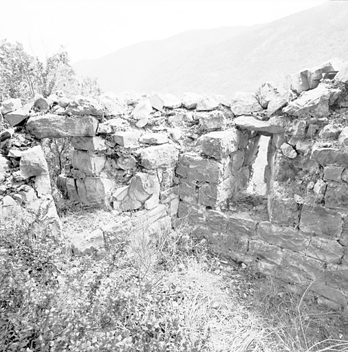 Ancien village de Gerbières : deux meurtrières percées dans la fortification médiévale à l'extrémité orientale du site, vue intérieure depuis le nord-ouest. ; Ancien village de Gerbières (commune de Roquestéron-Grasse), détail : deux meurtrières percées dans la fortification médiévale à l'extrémité orientale du site, vue intérieure depuis le nord-ouest.