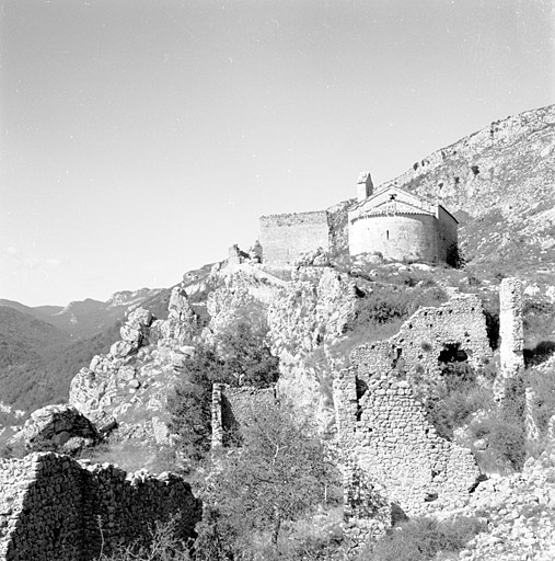 Ruines de l'ancien village de Hautes Gréolières, vue depuis l'est.