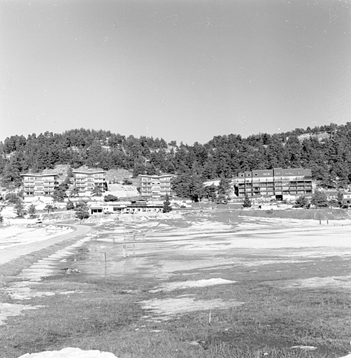 Vue partielle de la station de ski de Gréolières-les-Neiges, depuis le sud. ; Vue partielle de la station de ski de Gréolières-les-Neiges, depuis le sud.