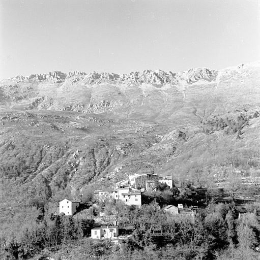 Hameau de Saint-Pons vu depuis le sud. ; Hameau de Saint-Pons vu depuis le sud.