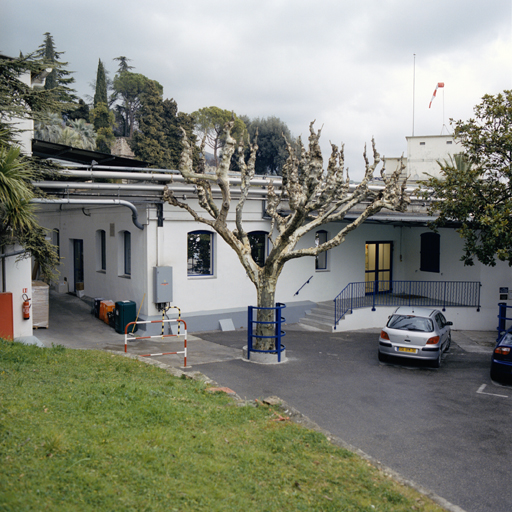 Entrée en rez-de-chaussée surélevé dans le bâtiment 13.