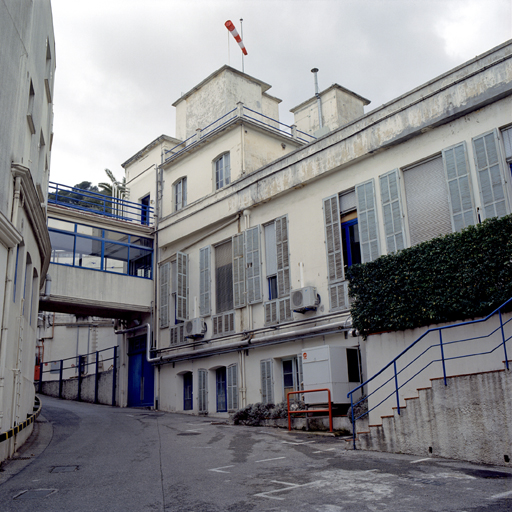 La façade sud du bâtiment 14 et la passerelle qui le relie aux parties anciennes de l'usine.