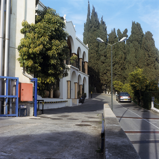 La façade principale du bâtiment 12 (les bureaux) vue depuis le sud.