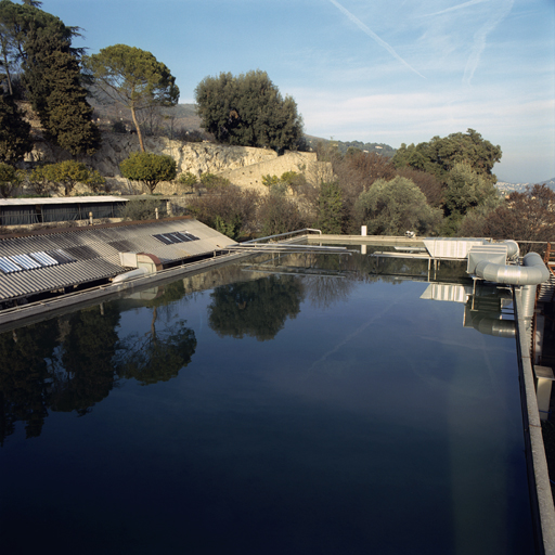 Le réservoir d'eau sur le toit du bâtiment 14.