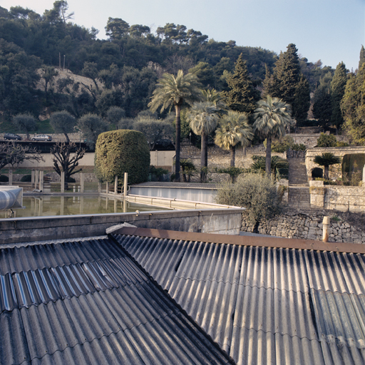 Le réservoir d'eau sur le toit du bâtiment 13 et les terrasses de l'ancien domaine La Sabranette.
