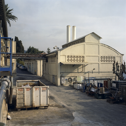  ; Vue de la chaufferie depuis l'ouest. ; Vue de la chaufferie depuis l'ouest. ; Vue des transennes préfabriquées de la chaufferie de l'usine Charabot.