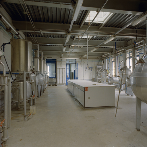 Les boules à concentrer encore en place dans l'atelier de production des essences absolues (bâtiment 16, niveau 2).
