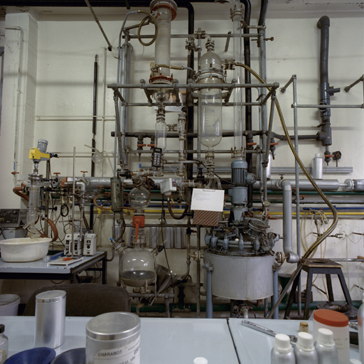 Le pilote du petit laboratoire servant à la distillation, à l'extraction et aux réactions.