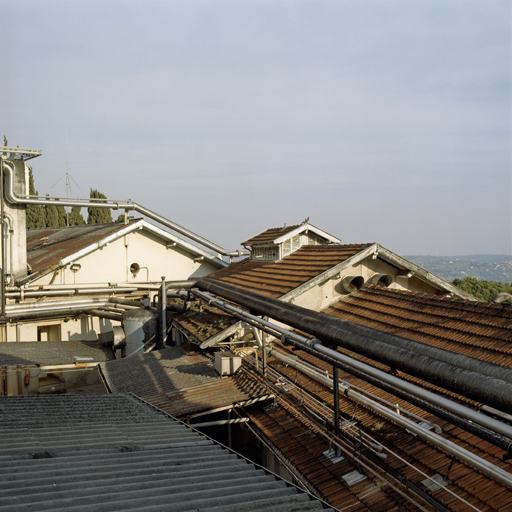 Vue depuis la rue intérieure : le château d'eau (9) et les ateliers surélevés dans les années 1990 (15 et 13). Voir Doc. 06.